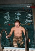 Обнаженные красавицы купаются в бассейне 19 фото