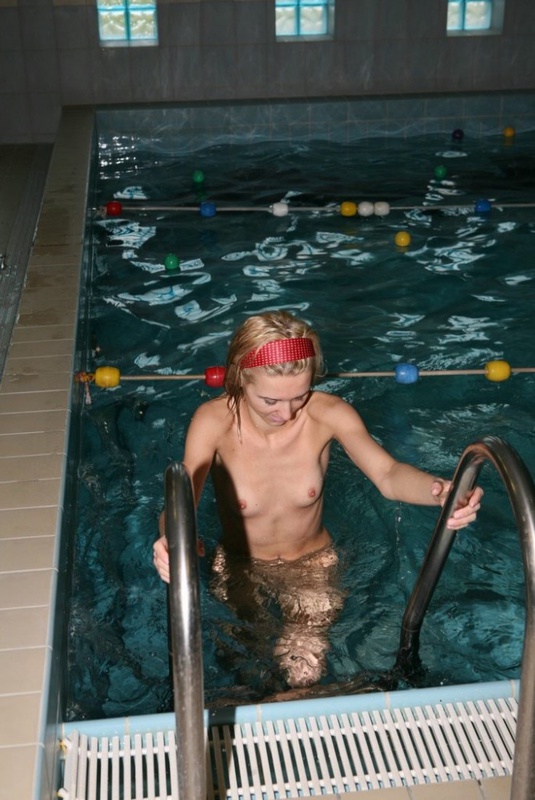 Обнаженные красавицы купаются в бассейне 2 фотография