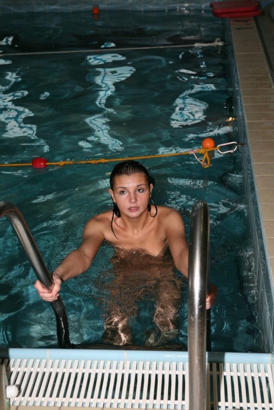 Обнаженные красавицы купаются в бассейне 4 фотография
