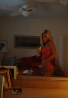 Секси блонда делает интимное селфи перед зеркалом 2 фото