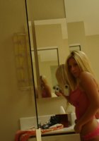 Секси блонда делает интимное селфи перед зеркалом 6 фото