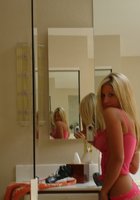 Секси блонда делает интимное селфи перед зеркалом 7 фото