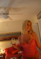 Секси блонда делает интимное селфи перед зеркалом 11 фотография