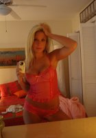 Секси блонда делает интимное селфи перед зеркалом 13 фотография