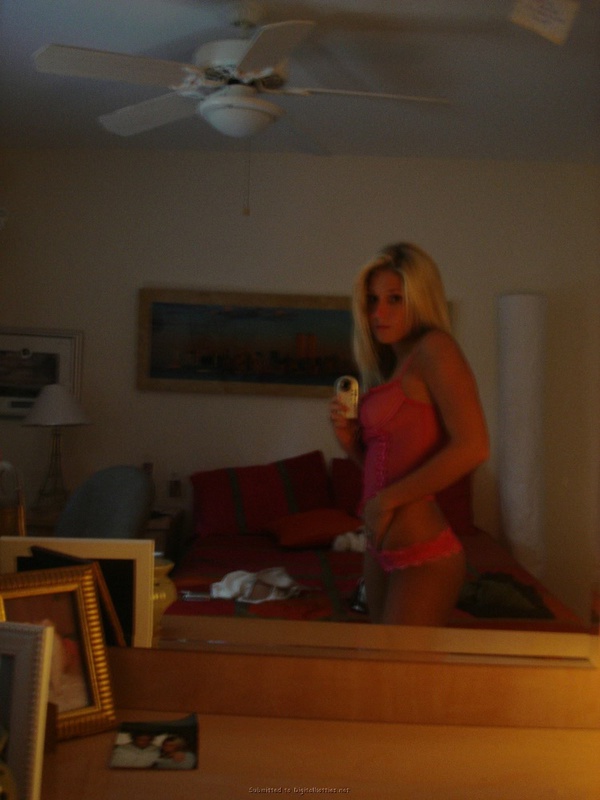 Секси блонда делает интимное селфи перед зеркалом 2 фотография