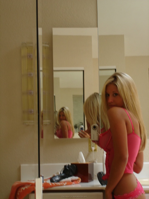 Секси блонда делает интимное селфи перед зеркалом 7 фотография