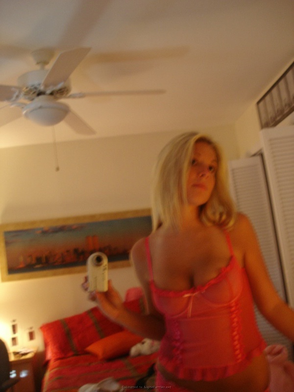 Секси блонда делает интимное селфи перед зеркалом 11 фотография