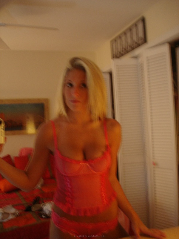 Секси блонда делает интимное селфи перед зеркалом 10 фотография