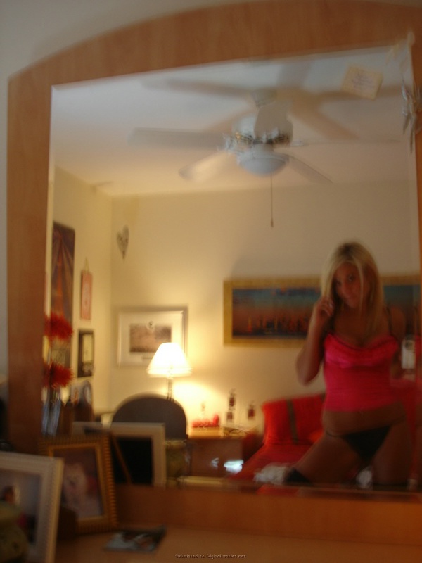 Секси блонда делает интимное селфи перед зеркалом 20 фотография