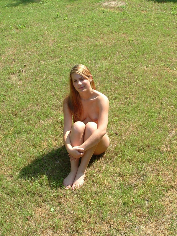 Голая девушка сидит на газоне 5 фотография