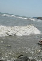 Баба лежит топлес на каменистом пляже 4 фото
