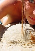 На пляже голая девка делает интимные селфи 1 фото