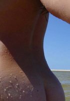 На пляже голая девка делает интимные селфи 4 фотография