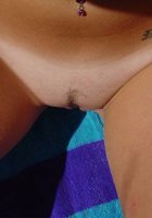 На пляже голая девка делает интимные селфи 5 фото