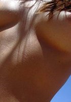 На пляже голая девка делает интимные селфи 9 фото