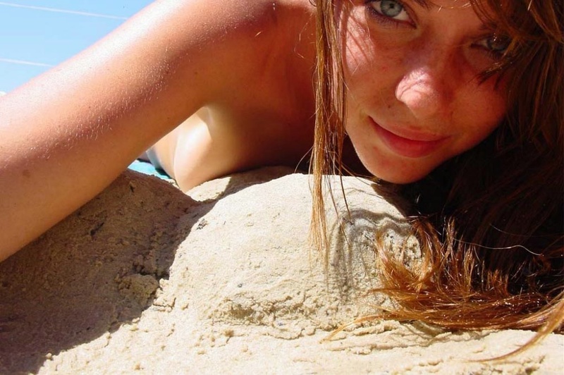 На пляже голая девка делает интимные селфи 1 фотография