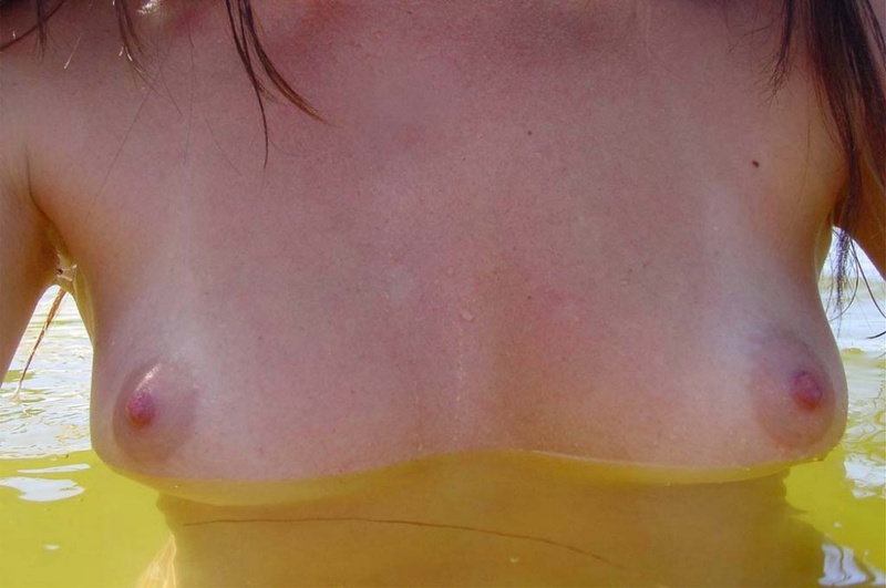 На пляже голая девка делает интимные селфи 6 фотография