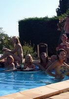 Полуголые лесбиянки веселятся в бассейне 4 фотография