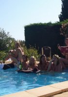 Полуголые лесбиянки веселятся в бассейне 1 фото