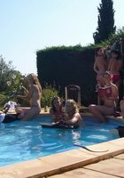Полуголые лесбиянки веселятся в бассейне 3 фото