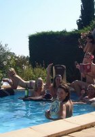 Полуголые лесбиянки веселятся в бассейне 2 фото