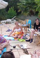 Полуголые лесбиянки веселятся в бассейне 5 фотография