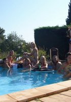Полуголые лесбиянки веселятся в бассейне 7 фотография