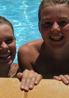 Полуголые лесбиянки веселятся в бассейне 13 фотография