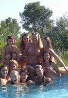 Полуголые лесбиянки веселятся в бассейне 11 фотография