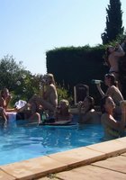 Полуголые лесбиянки веселятся в бассейне 8 фотография