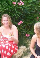 Полуголые лесбиянки веселятся в бассейне 14 фото