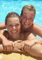 Полуголые лесбиянки веселятся в бассейне 12 фотография
