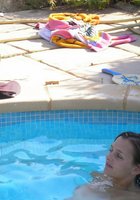 Полуголые лесбиянки веселятся в бассейне 19 фото