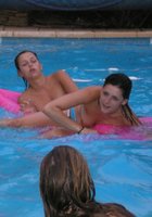 Полуголые лесбиянки веселятся в бассейне 20 фото