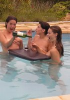 Полуголые лесбиянки веселятся в бассейне 17 фотография