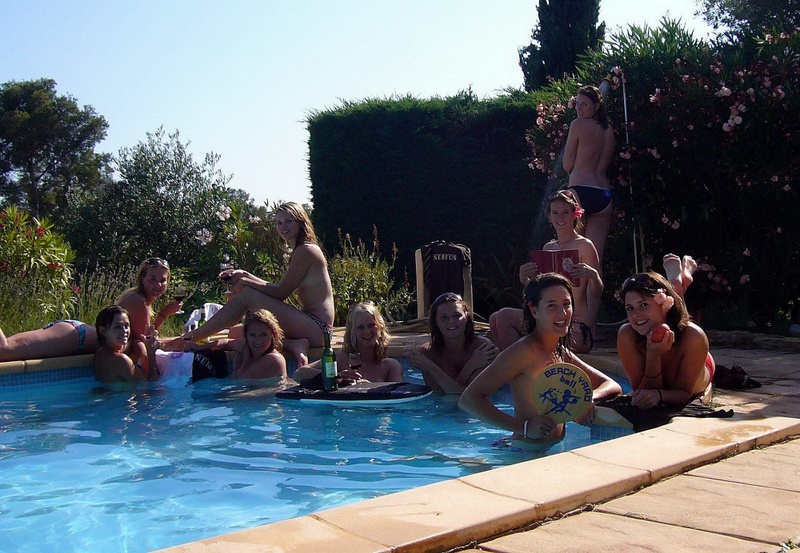 Полуголые лесбиянки веселятся в бассейне 4 фотография