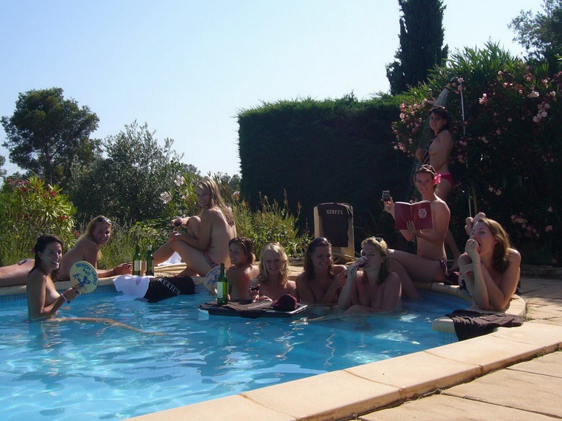 Полуголые лесбиянки веселятся в бассейне 1 фотография