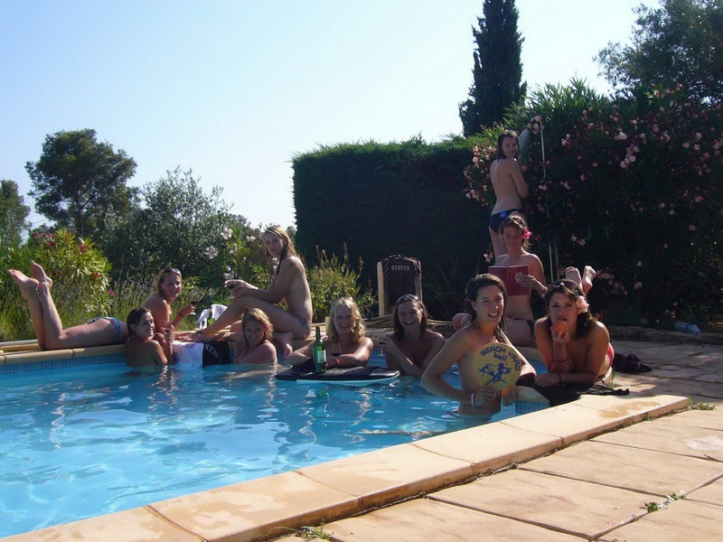 Полуголые лесбиянки веселятся в бассейне 6 фотография