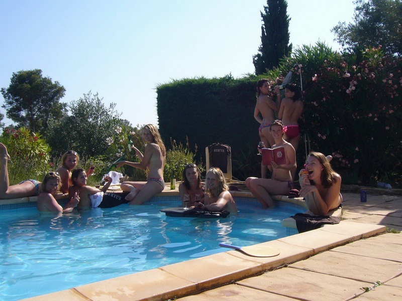 Полуголые лесбиянки веселятся в бассейне 3 фотография