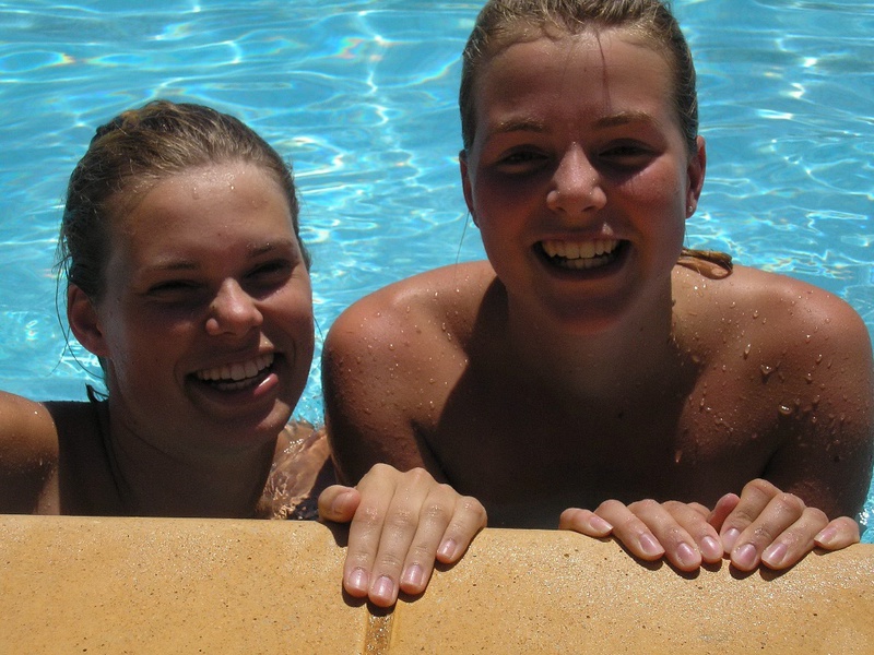 Полуголые лесбиянки веселятся в бассейне 13 фотография