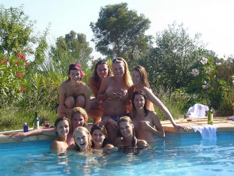 Полуголые лесбиянки веселятся в бассейне 11 фотография
