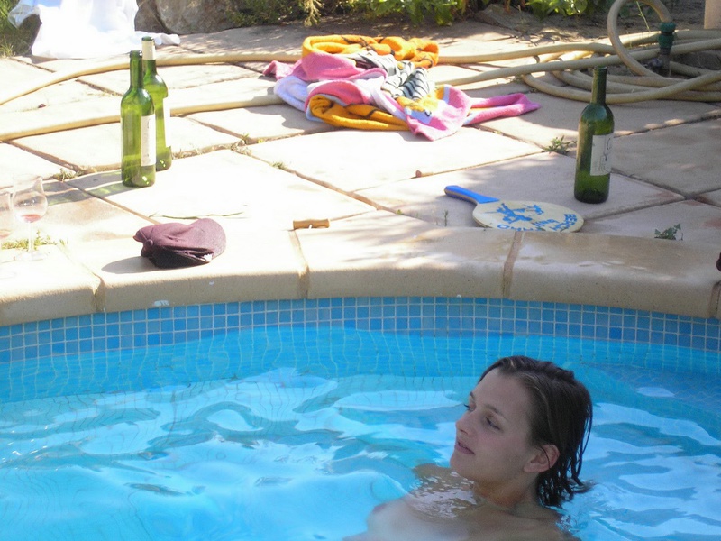 Полуголые лесбиянки веселятся в бассейне 19 фотография
