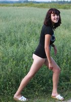 Сельская девчонка бродит по полю с голой жопой 7 фото