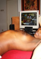 Сексуальная негритянка валяется в кровати в одних трусах 7 фото