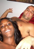 Сексуальная негритянка валяется в кровати в одних трусах 9 фото