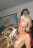 Выпившие девушки шалят на лесбийской вечеринке 7 фото