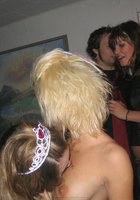 Выпившие девушки шалят на лесбийской вечеринке 8 фото