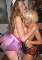 Выпившие девушки шалят на лесбийской вечеринке 15 фотография