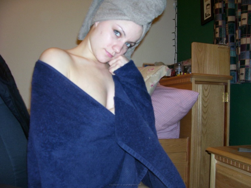 Карина в позирует на кровати в коричневых трусах и футболке 15 фотография