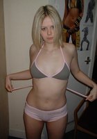 Блонда молодого возраста приготовила киску к мастурбации 1 фото